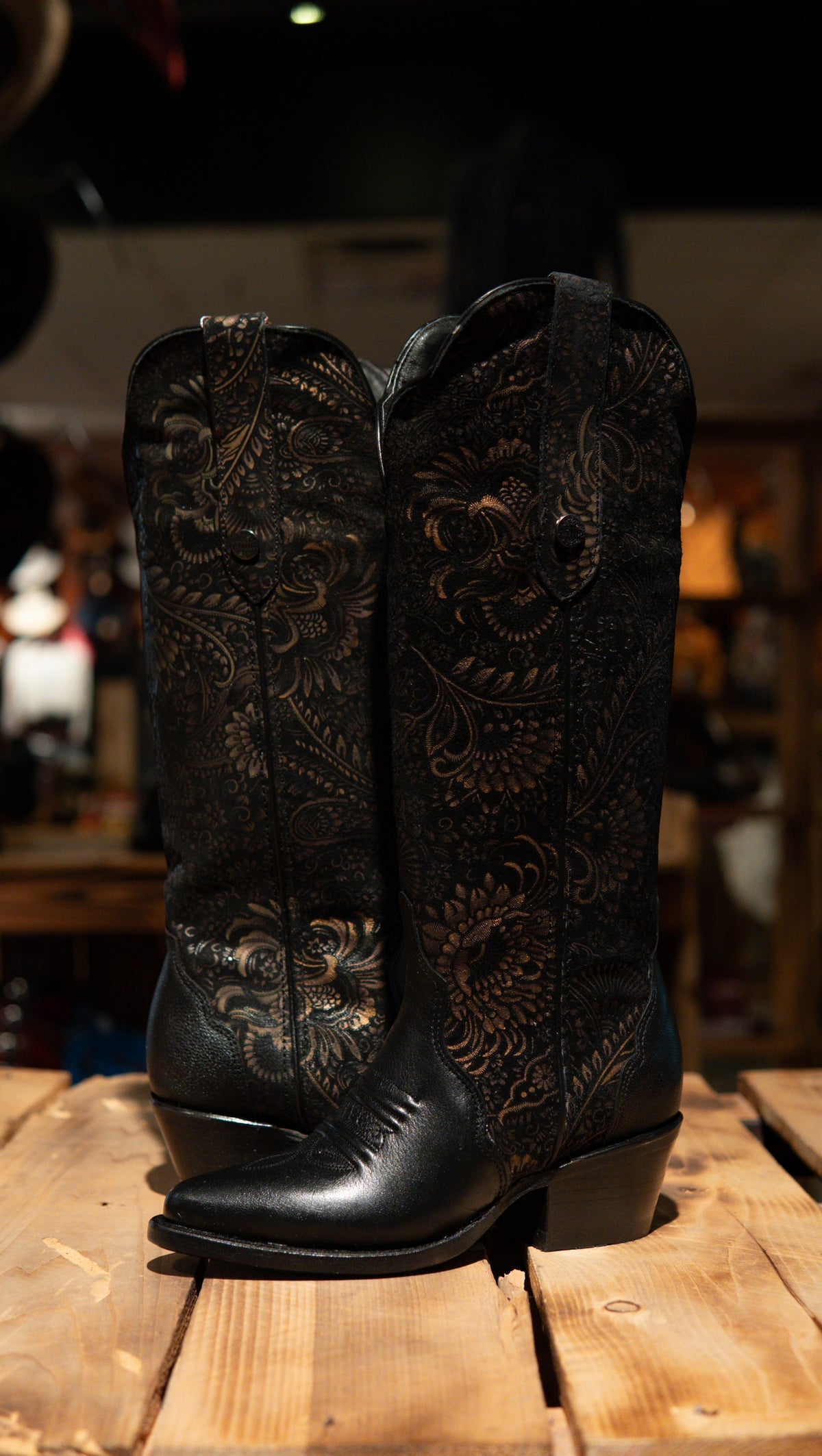 Athiri Ladies Rush Negro Snip Toe Boots