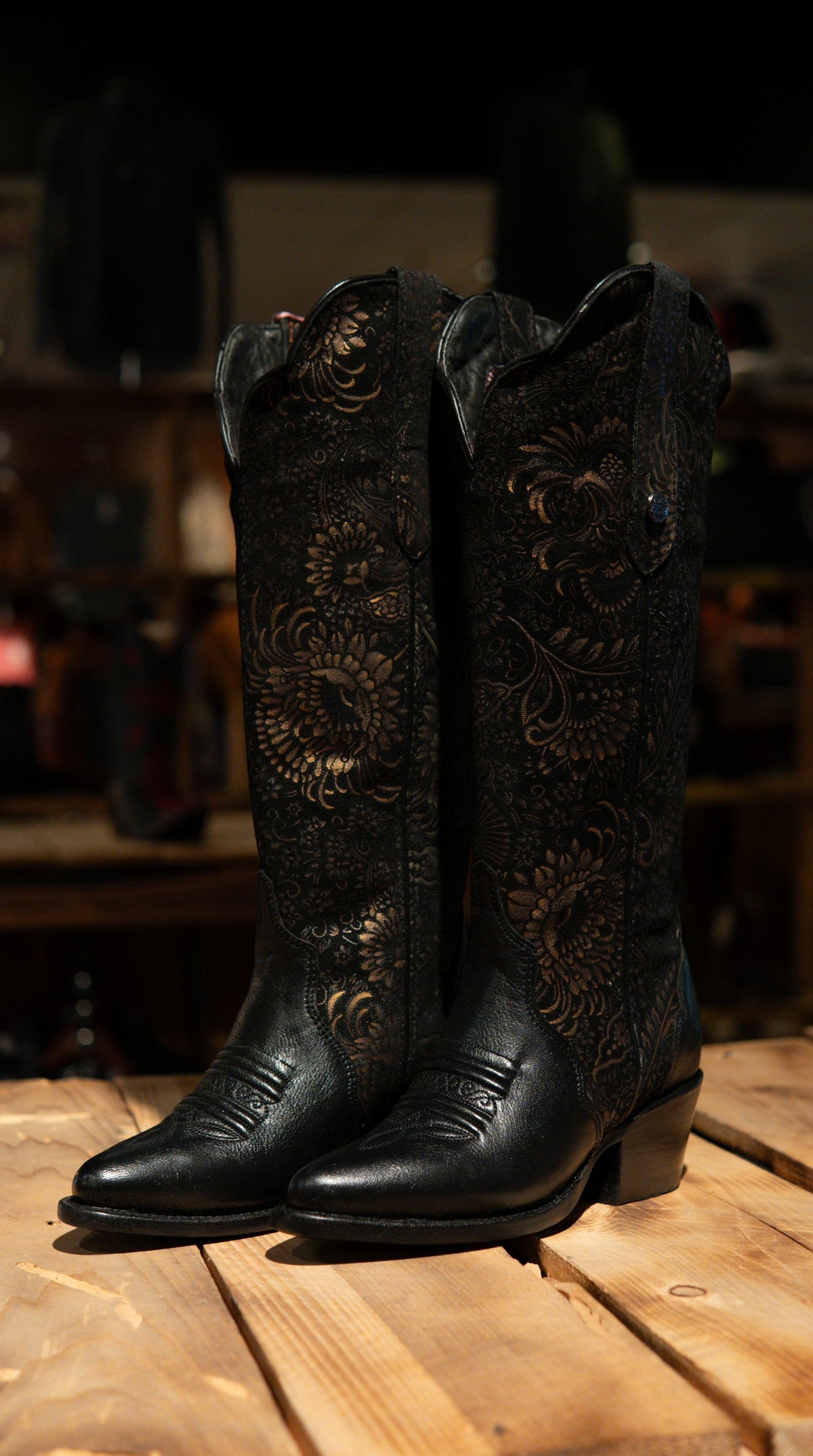 Athiri Ladies Rush Negro Snip Toe Boots