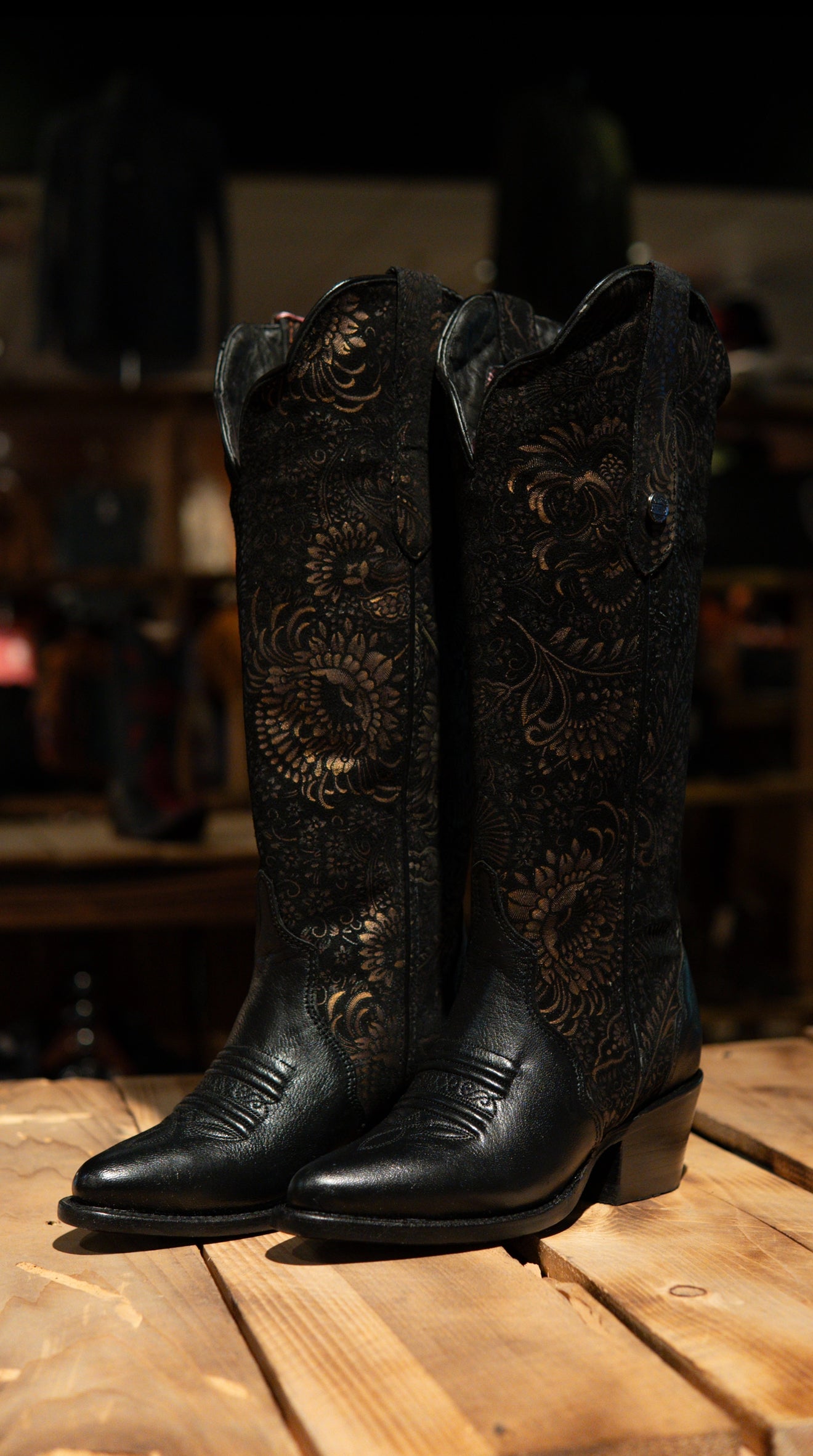 Athiri Ladies Rush Negro Snip Toe Boots