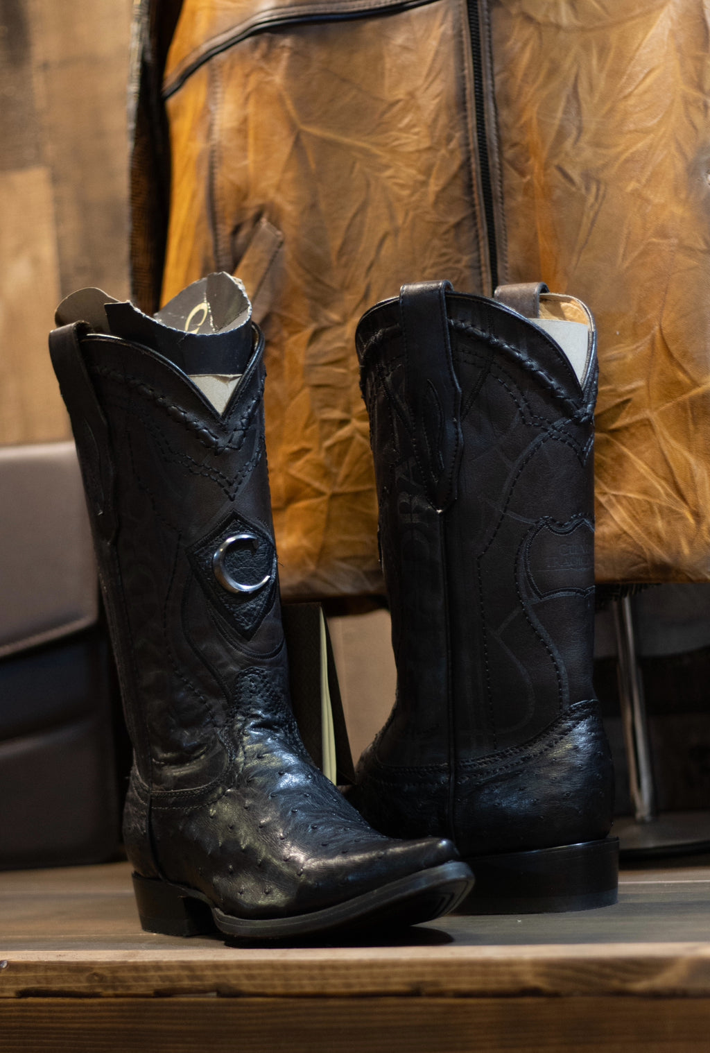 Cuadra - Avestruz Negro Snip Toe B21OA1