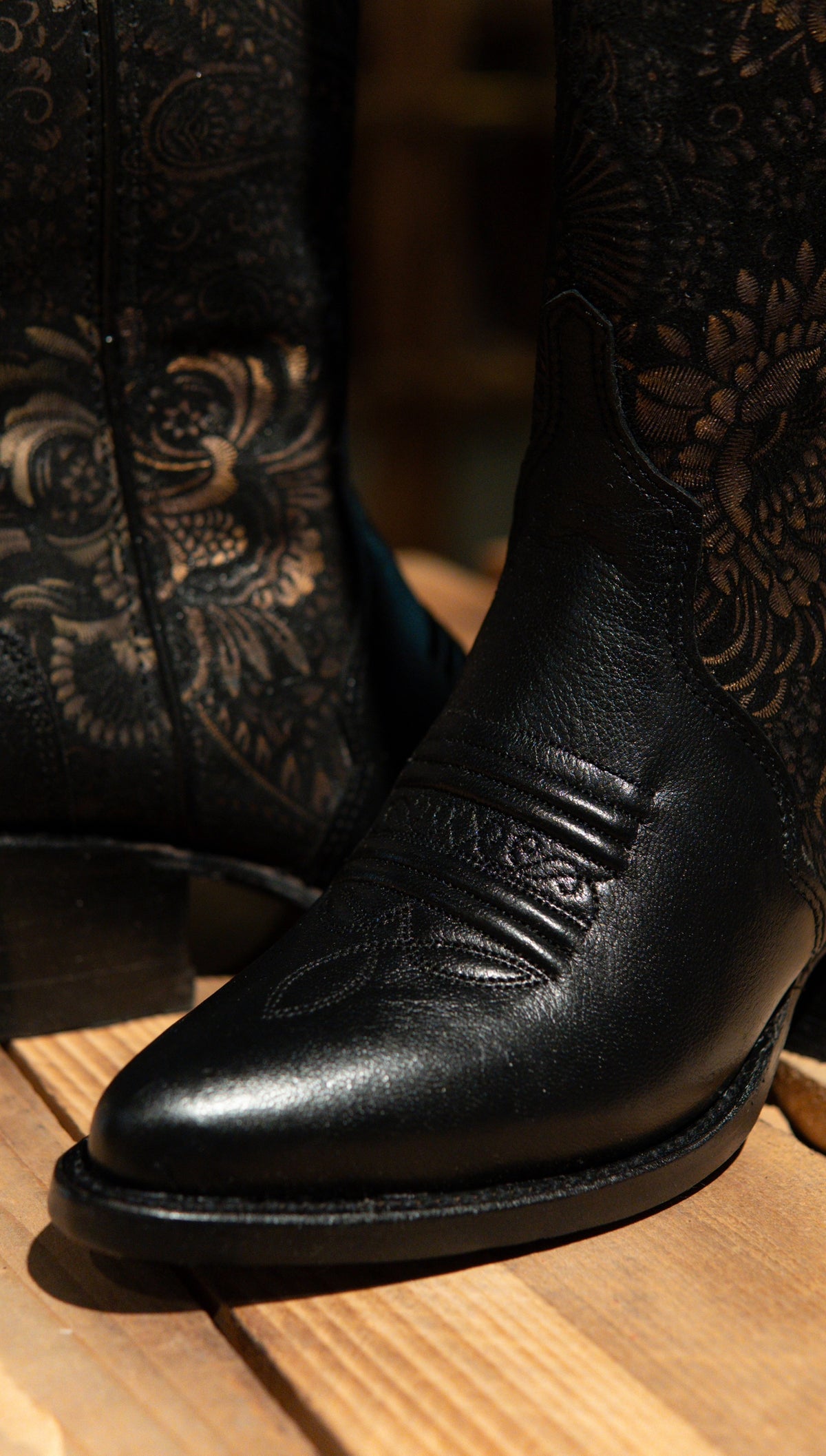 Athiri Ladies Rush Negro Snip Toe Boots