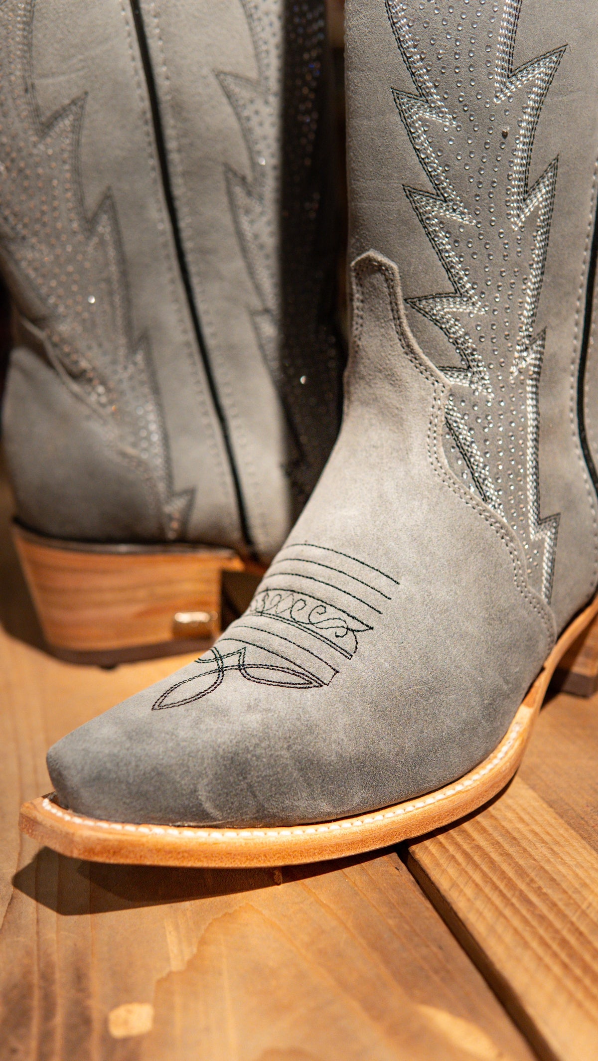 Athiri Ladies Gamuza Gris Snip Toe Boots